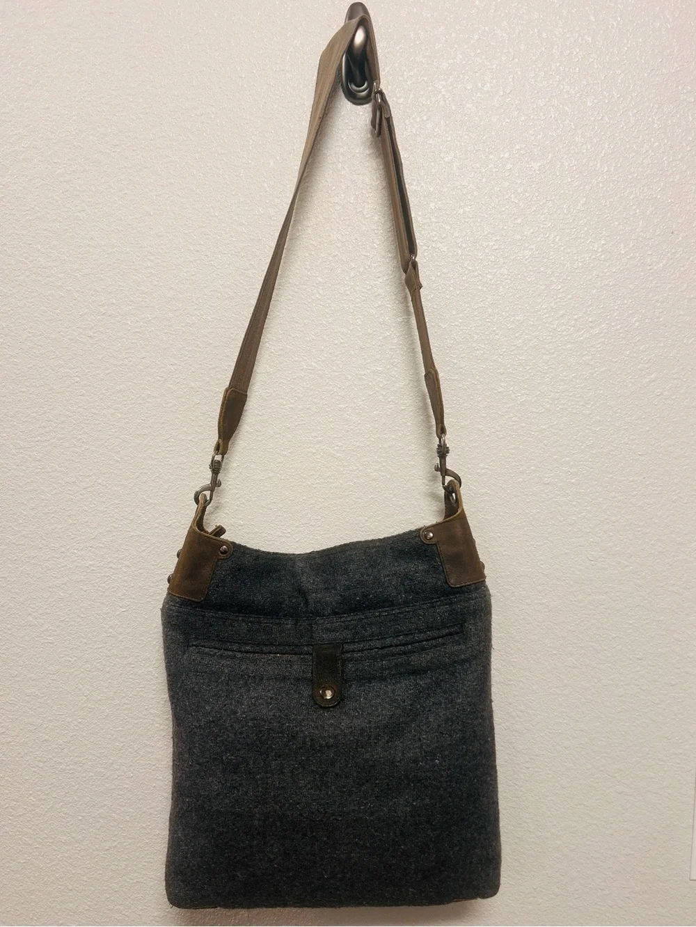 Mo and Co Gray & Brown Leather Crossbody Shoulder Messager Bag Top Zip